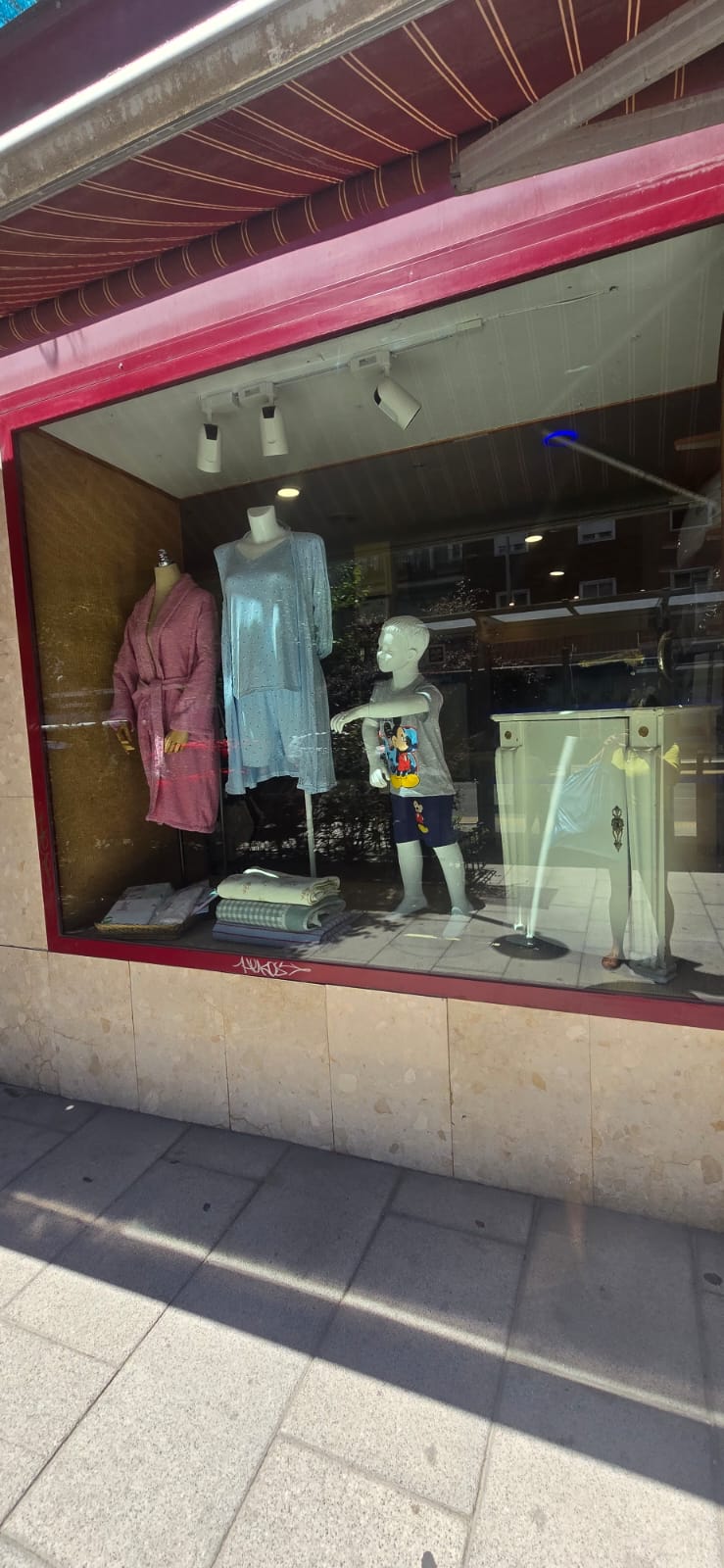 Escaparate con maniquíes y prendas en Av. de Bruselas