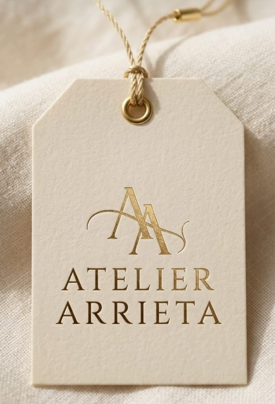Etiqueta dorada del logo de Atelier Arrieta